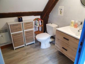 Koupelna v ubytování Maison accueillante à Salbris avec jardin clos et terrasse. + 6 fotografií