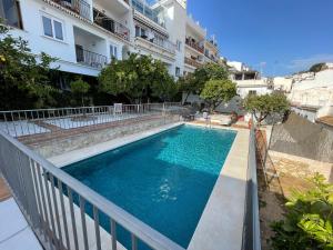 a swimming pool next to a building at EL PARAISO, Apartamento en Mijas Pueblo con bonitas vistas a la costa y con piscina in Mijas