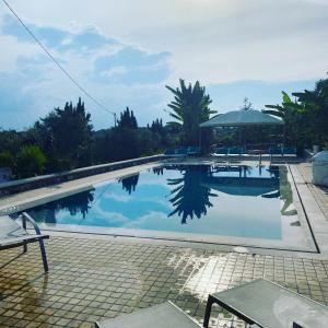 una gran piscina con mesa y sillas en Villino CORTEBOZZINI, en Bardolino