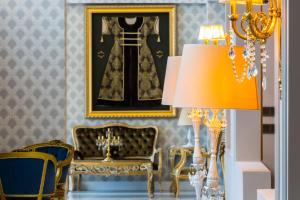 Posezení v ubytování REAL KiNG SUiTE HOTEL