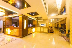 TV a/nebo společenská místnost v ubytování REAL KiNG SUiTE HOTEL