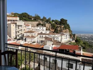 einen Balkon mit Stadtblick in der Unterkunft EL PARAISO Piscina y Vistas a la costa in Mijas