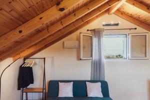 un soggiorno con un divano blu e una finestra di Burnelia Vacation House a Lefkimmi