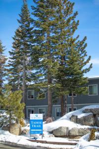 una señal para una posada de guardabosques frente a los árboles en Tahoe Trail Resort en Stateline