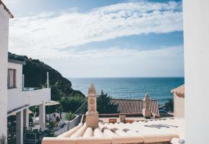 - un balcon offrant une vue sur l'océan dans l'établissement Casa da Praia 1, à Budens