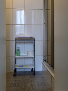La salle de bains carrelée est pourvue d'un sèche-serviettes et d'un miroir. dans l'établissement MA-A2 Single Wohnung, à Krefeld