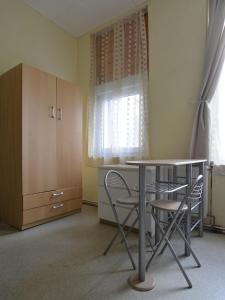 eine Küche mit einem Tisch und Stühlen sowie einem Schrank in der Unterkunft MA-A2 Single Wohnung in Krefeld