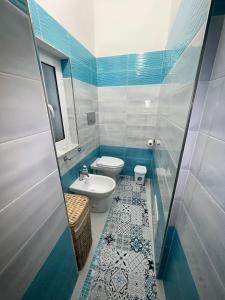 łazienka z toaletą i umywalką w obiekcie Bella Mbriana w mieście Castellammare di Stabia +13 zdjęć