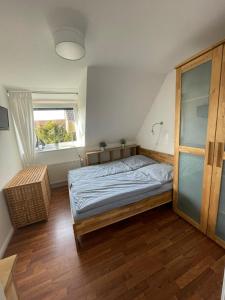 a bedroom with a bed and a window at Ostsee-Auszeit in Stakendorf