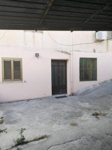 un edificio blanco con una puerta a un lado en Appartamento San Carlo, Condofuri (RC), en Condofuri Marina
