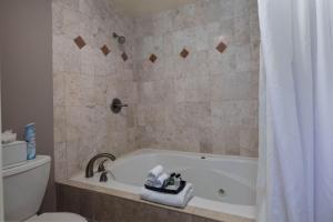 Inn Above Oak Creek Sedona في سيدونا: حمام مع حوض ومرحاض