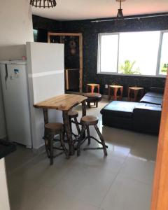 uma sala de estar com uma mesa de madeira e um sofá em Apartamento Vista Magnífica frente ao mar em Luís Correia