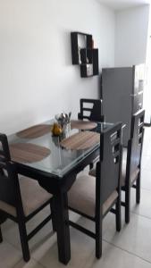 a dining room table and chairs with a black table and chairsktop at VACACIONES a 3 km del Parque del Cafe in Montenegro