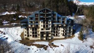 an aerial view of a building in the snow at Résidence les Cristallines in Le Lioran