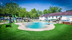 a pool in a yard with people playing in it at Auberge Papillon Lune in Richmond