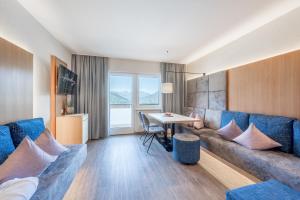 Televízia a/alebo spoločenská miestnosť v ubytovaní Hotel Andy 4 Sterne Superior