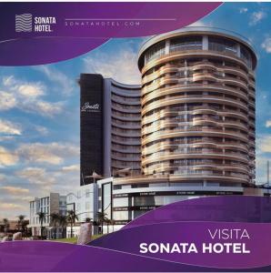 d'un hôtel devant un bâtiment dans l'établissement Sonata Hotel Puebla Angelópolis Distrito Sonata, à Puebla