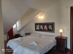 1 dormitorio con 2 camas y una foto en la pared en Apartamento Turístico Merón, Duplex (1 llave), en San Vicente de la Barquera