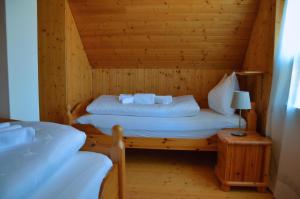 um quarto com 2 camas num quarto de madeira em FERIENHAUS WALDTRAUM em Sankt Veit an der Glan