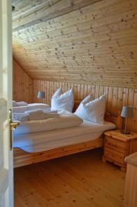 Duas camas num quarto com tecto em madeira em FERIENHAUS WALDTRAUM em Sankt Veit an der Glan