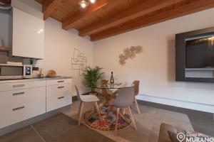 Kuchyň nebo kuchyňský kout v ubytování MURANO Place - RIVA - Duplex