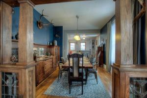 een eetkamer met blauwe muren en een tafel en stoelen bij Addie House in Lead