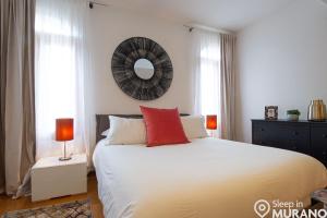1 dormitorio con 1 cama grande y espejo en la pared en MURANO Place - RIVA House en Murano