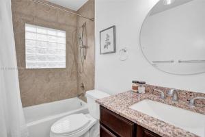 Imagen de la galería de Beach House w/ Heated Pool, en Hollywood 78 fotos más