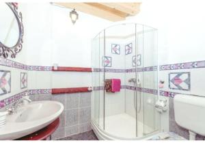 uma casa de banho com um chuveiro e um lavatório. em HVAR HEART HERITAGE STONE HOUSE 2 floors, up to 6 persons em Stari Grad