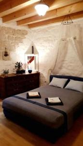 um quarto com uma cama com duas toalhas em HVAR HEART HERITAGE STONE HOUSE 2 floors, up to 6 persons em Stari Grad