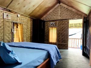 A bed or beds in a room at Tetebatu Sama Sama Bungalows