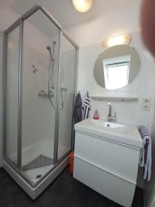 Koupelna v ubytování Nordseemole + 8 fotografií