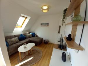 een woonkamer met een bank en een tafel bij Nordseemole in Horumersiel