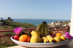 - un bol de fruits avec des bananes et des oranges sur le balcon dans l'établissement Villino Augusta, à Alcamo Marina