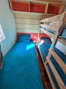 two bunk beds in a small room at L'éveil des sens in Saint-Chéron