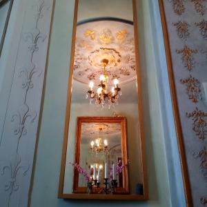 a mirror in a room with a chandelier at Appartement de Ville Médiévale in Vinça +54 photos