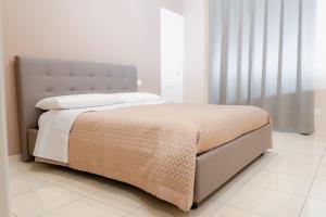 una camera da letto con un letto grande con una grande testiera di Carmela's Guest House Pompeii a Pompei