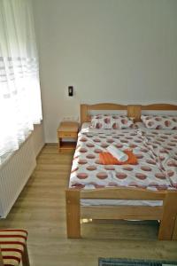 Tempat tidur dalam kamar di Szentmárton Vendégház