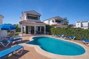 a swimming pool in front of a house at Villa Las Marinas - 2 Encantadora Villa con piscina a 5 min de la playa in Arenal d'en Castell