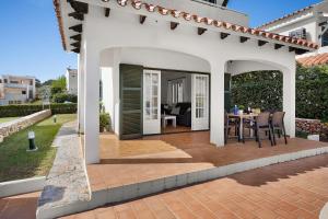 Photo de la galerie de l'établissement Villa Las Marinas - 2 Encantadora Villa con piscina a 5 min de la playa, à Arenal d'en Castell