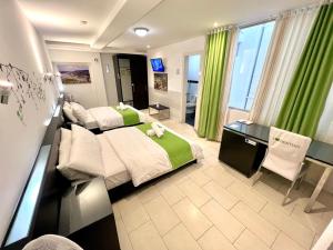 TV a/nebo společenská místnost v ubytování Destiny Hotel