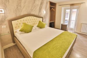 Giường trong phòng chung tại Grottini Luxury Suites ~ Pantheon