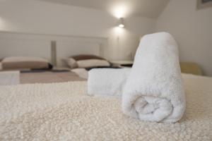Habitación con 2 toallas blancas en una cama en Chalet Lana with Hot Tub, en Gozd Martuljek