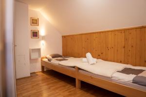 Postel nebo postele na pokoji v ubytování Chalet Lana with Hot Tub + 18 fotografií