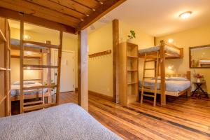 Katil dua tingkat atau katil-katil dua tingkat dalam bilik di Riding Fool Accommodation