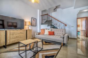 un soggiorno con divano e una scala di Panoramic Barrera9 Rural&House&Cordoba a Montemayor