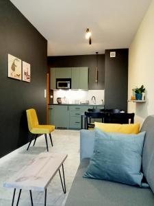 un soggiorno con divano e tavolo di Ach To Tu! Apartament Zator a Zator