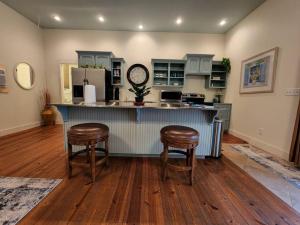 une cuisine avec deux tabourets et un comptoir dans l'établissement Deer Run Estate LLC, à Marshfield