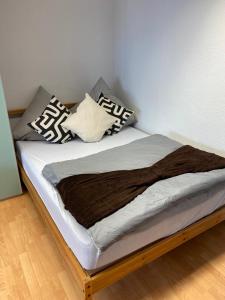 Un pat sau paturi într-o cameră la Ferienwohnung Monteurzimmer
