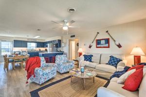 uma sala de estar com um sofá, cadeiras e uma mesa em Quaint Sand Dollar Sandbar - Walk to Beach! em Topsail Beach